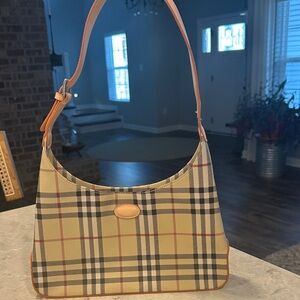 Elegant Checkered Shoulder Bag - Beige and Black
